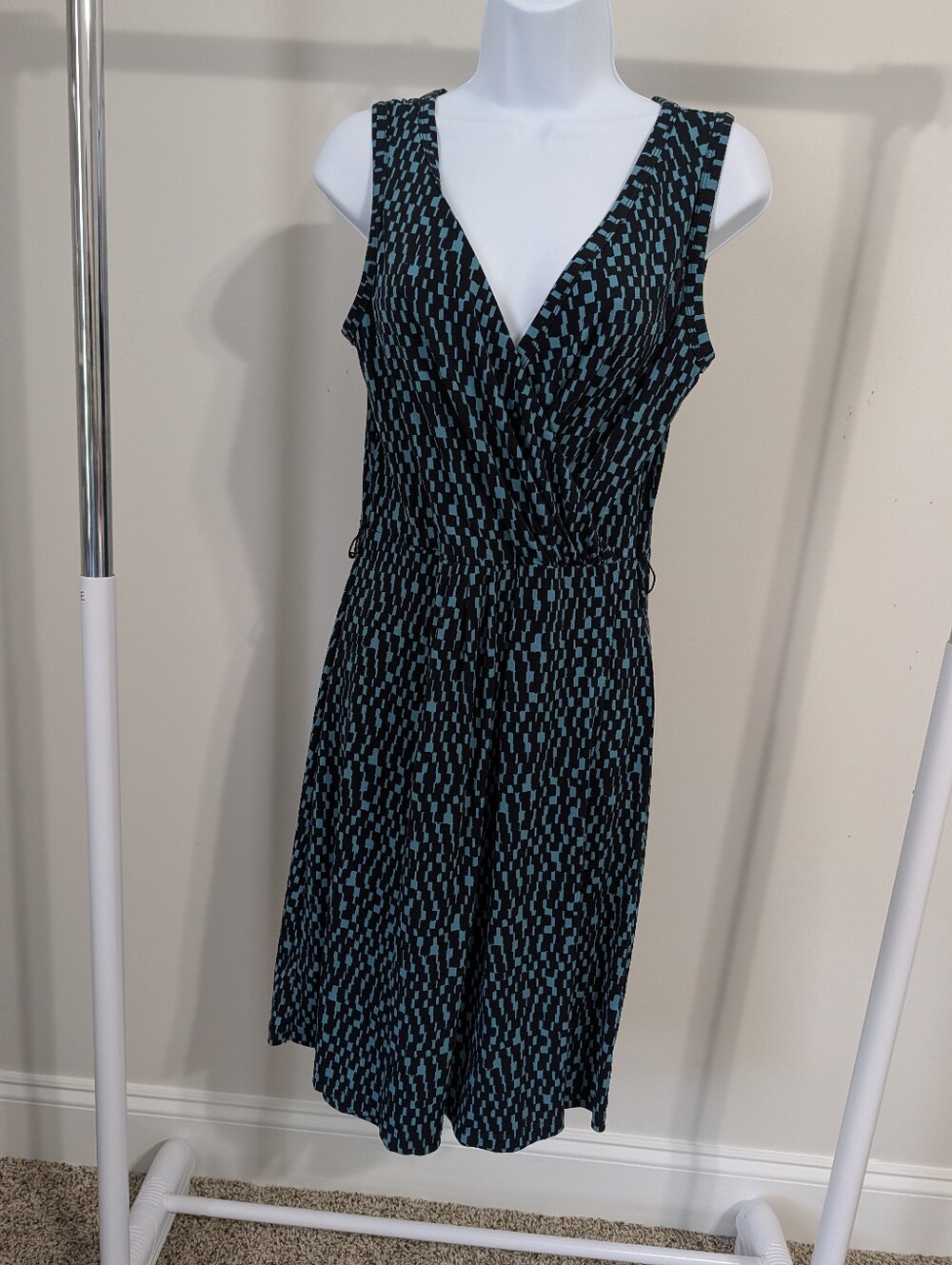 Nine West Sleeveless V-Neck Patterned Day Dress in Teal and Black